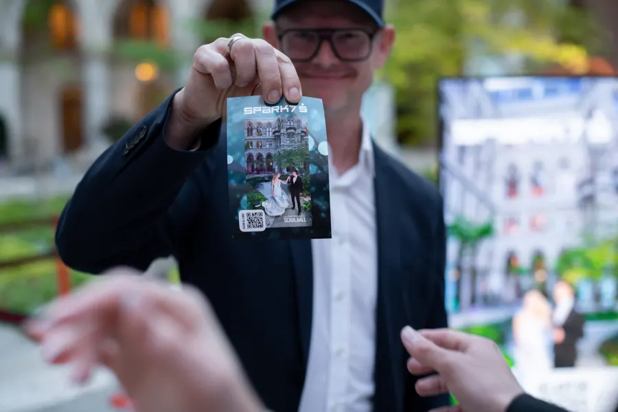 Operator zeigt den Glambot-Fotodruck mit QR-Code