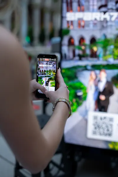 Gast scannt den QR-Code und lädt den Glambot-Clip aufs Handy