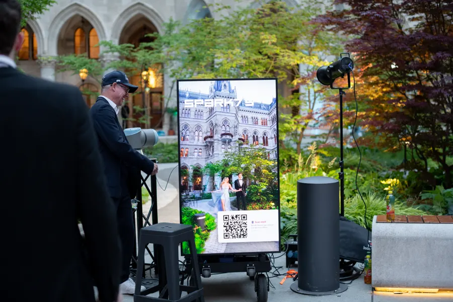 Glambot-Station mit Live-Bildschirm und QR-Code im Arkadenhof des Wiener Rathauses