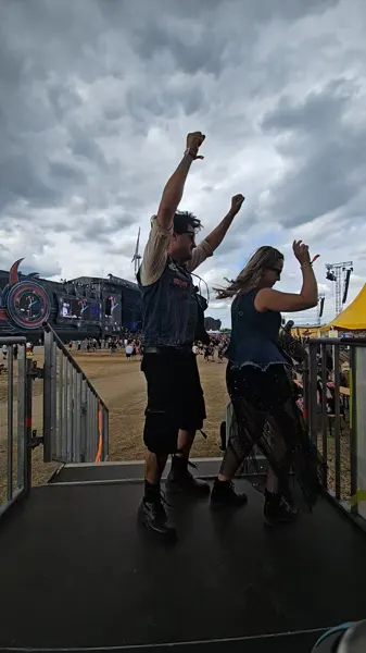 Festivalgäste jubeln auf der Glambot-Bühne am Nova Rock 2026