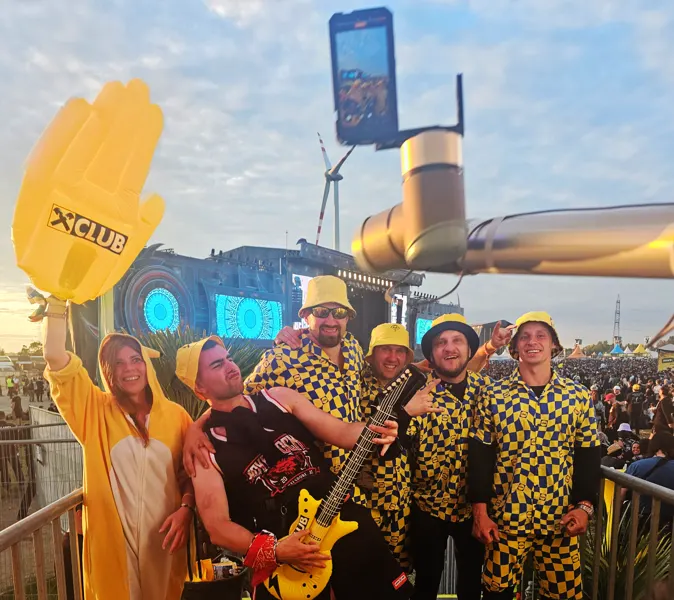 Feiernde Crew mit Gitarren am Glambot beim Nova Rock