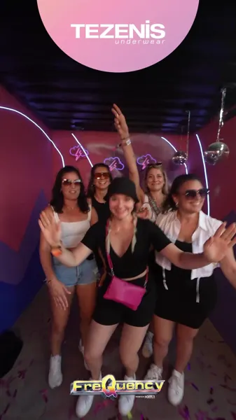 Dance-Moment in der Tezenis-Glambot-Station am Frequency