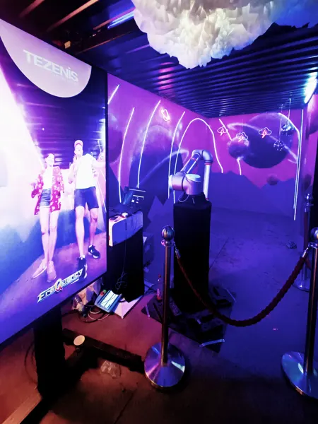 Glambot-Station im Neon-Look für Tezenis